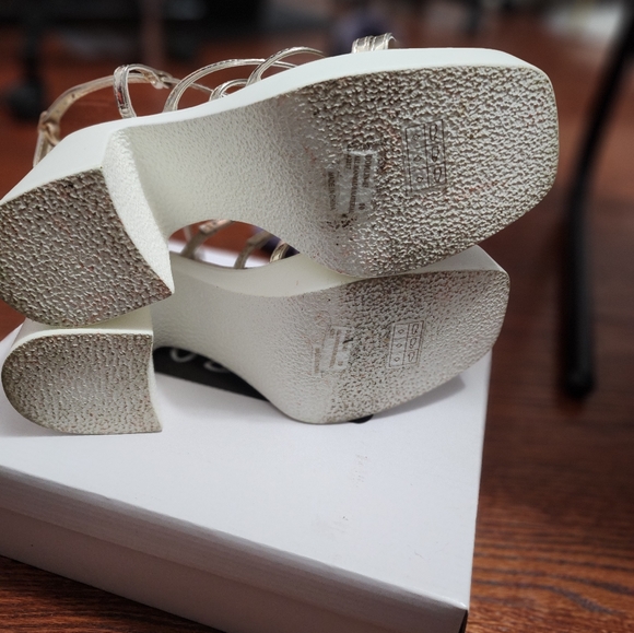 Sandals - Picture 3 of 4